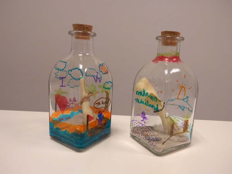 Stuur een boodschap in een fles om terug thuis te geraken met zand en mooie schelpjes